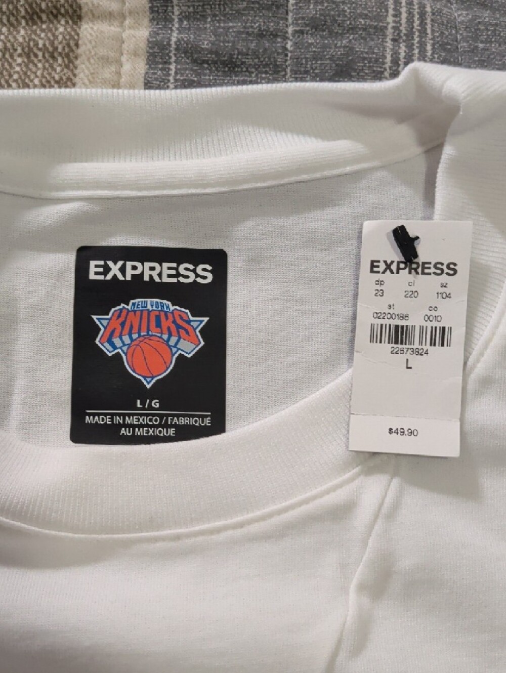 Express White New York Knicks Split Graphic Tee in Blue and Orange - Picture 2 of 4